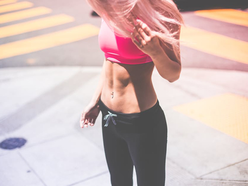 В зависимости от вашего состояния, вы можете начать тренироваться с минимальной нагрузкой (например, пол килограмма или даже используя только вес вашего тела) и постепенно увеличивать вес