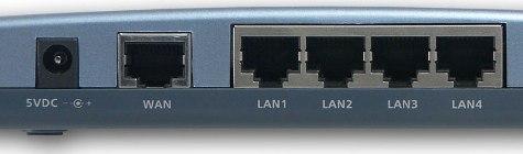 राउटर के वान पोर्ट में, प्रदाता से केबल डालें।  LAN कनेक्टर्स के माध्यम से LAN पैच केबल का उपयोग कर कंप्यूटर को कनेक्ट करें।  राउटर के अनुदेश मैनुअल (आमतौर पर 192